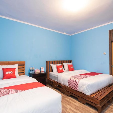 Oyo 1852 Intan Bromo Homestay Pasuruan Kültér fotó