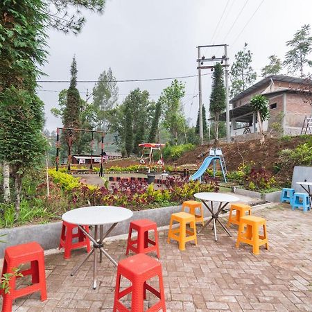 Oyo 1852 Intan Bromo Homestay Pasuruan Kültér fotó