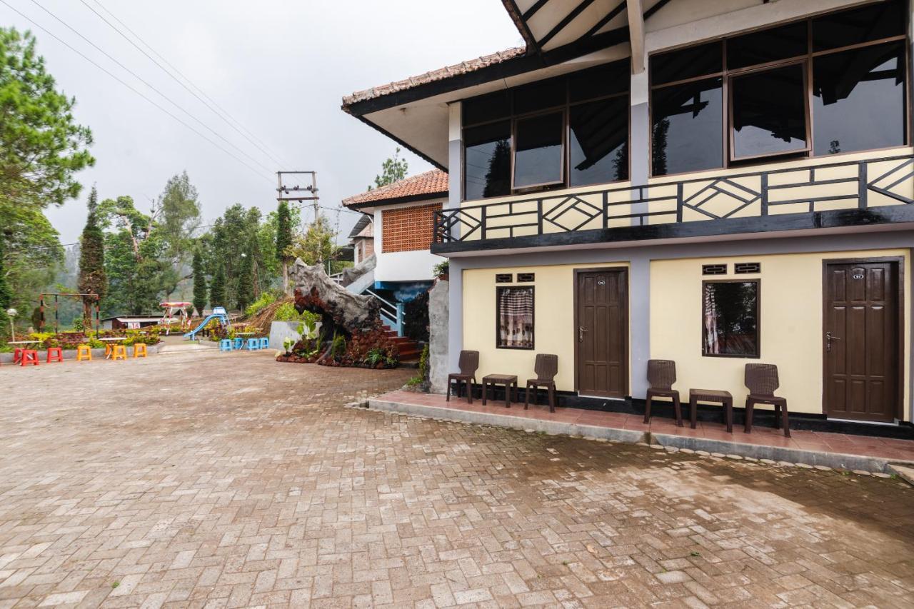 Oyo 1852 Intan Bromo Homestay Pasuruan Kültér fotó