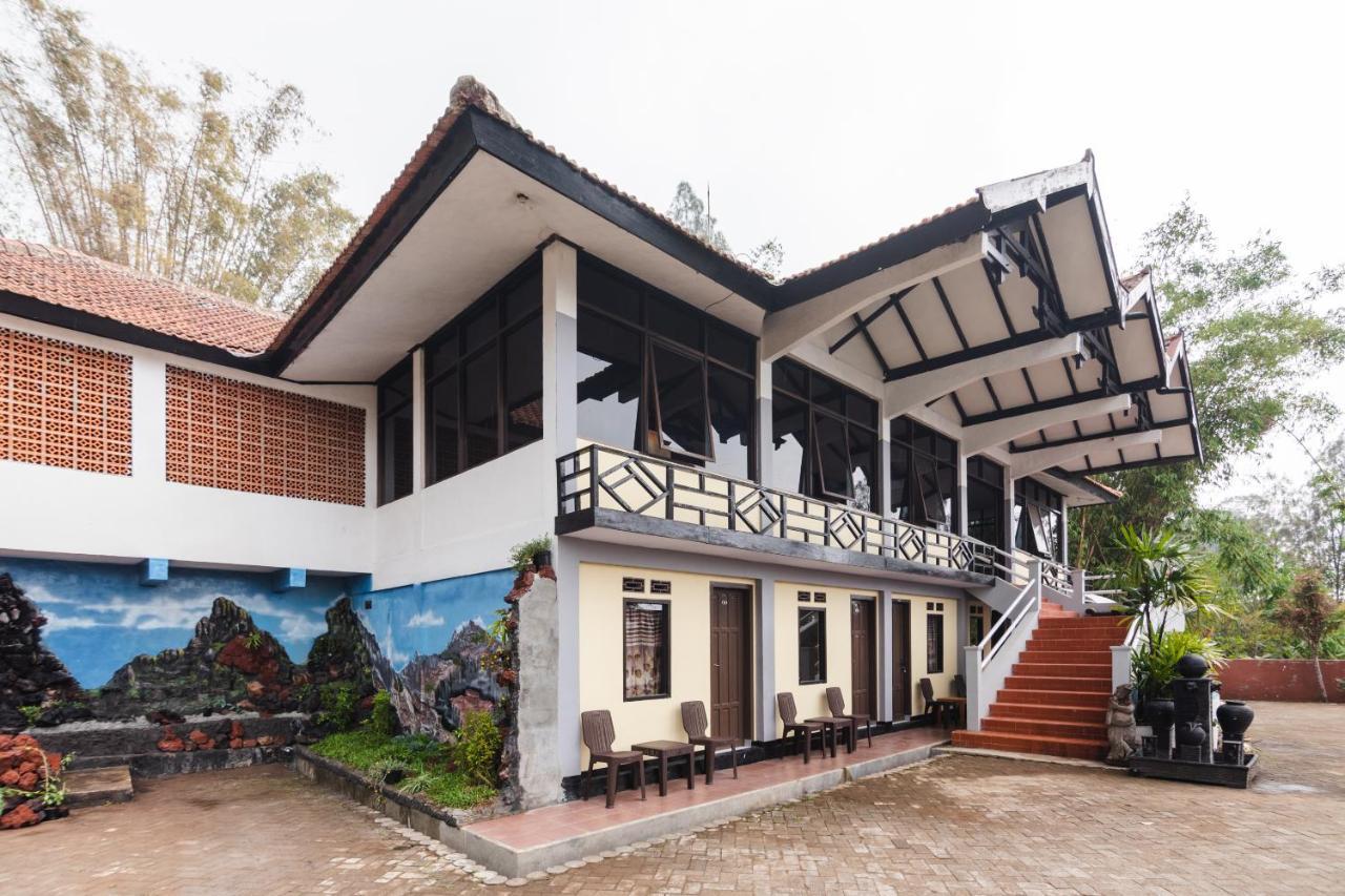 Oyo 1852 Intan Bromo Homestay Pasuruan Kültér fotó