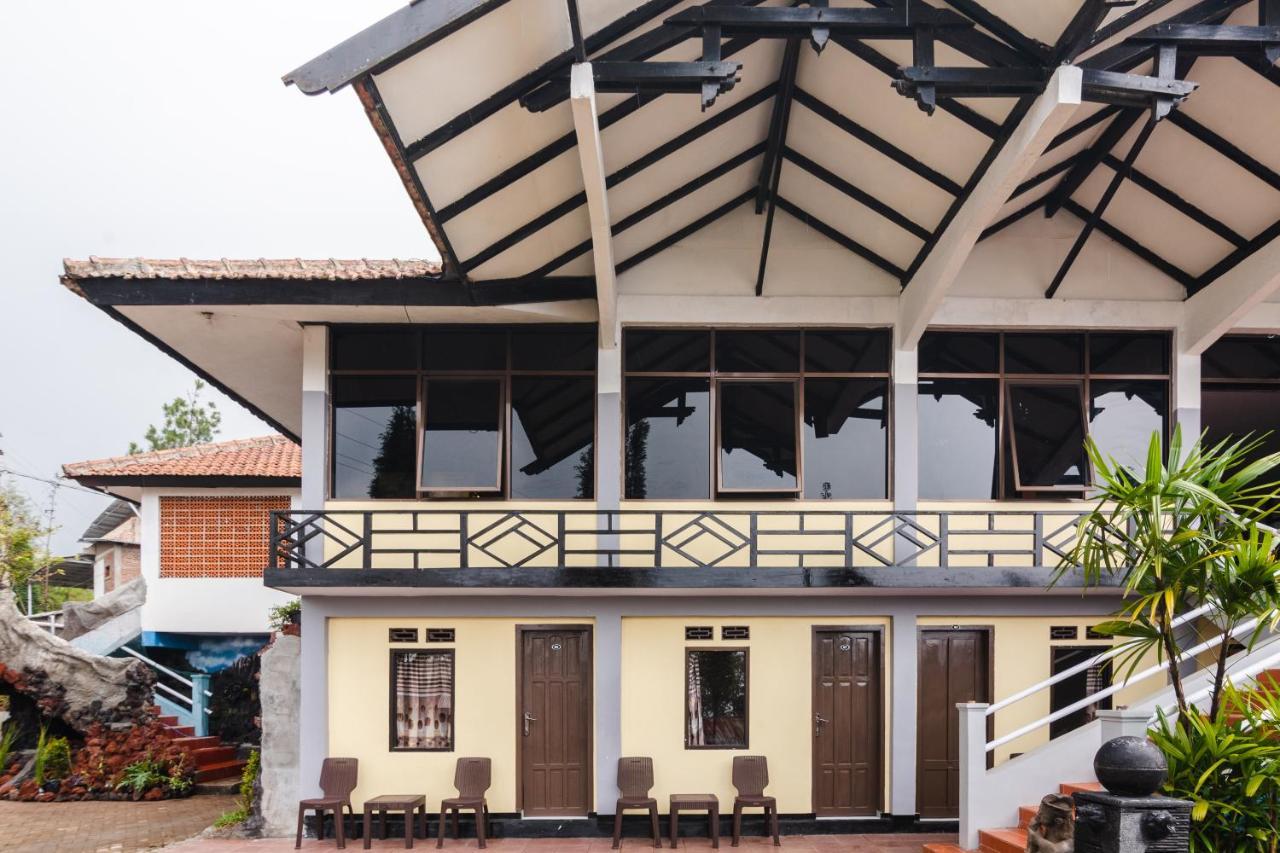 Oyo 1852 Intan Bromo Homestay Pasuruan Kültér fotó