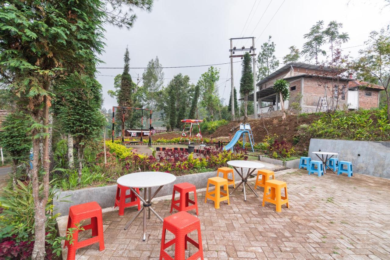 Oyo 1852 Intan Bromo Homestay Pasuruan Kültér fotó