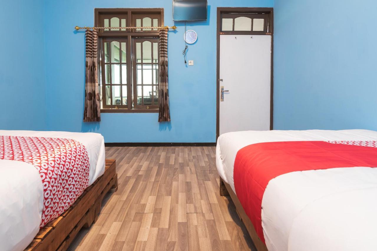 Oyo 1852 Intan Bromo Homestay Pasuruan Kültér fotó