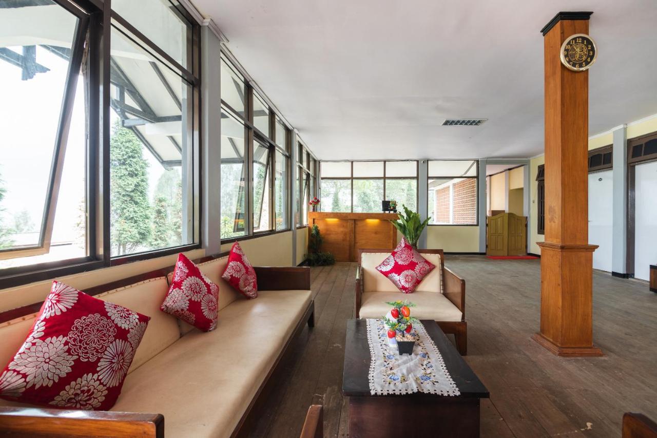 Oyo 1852 Intan Bromo Homestay Pasuruan Kültér fotó